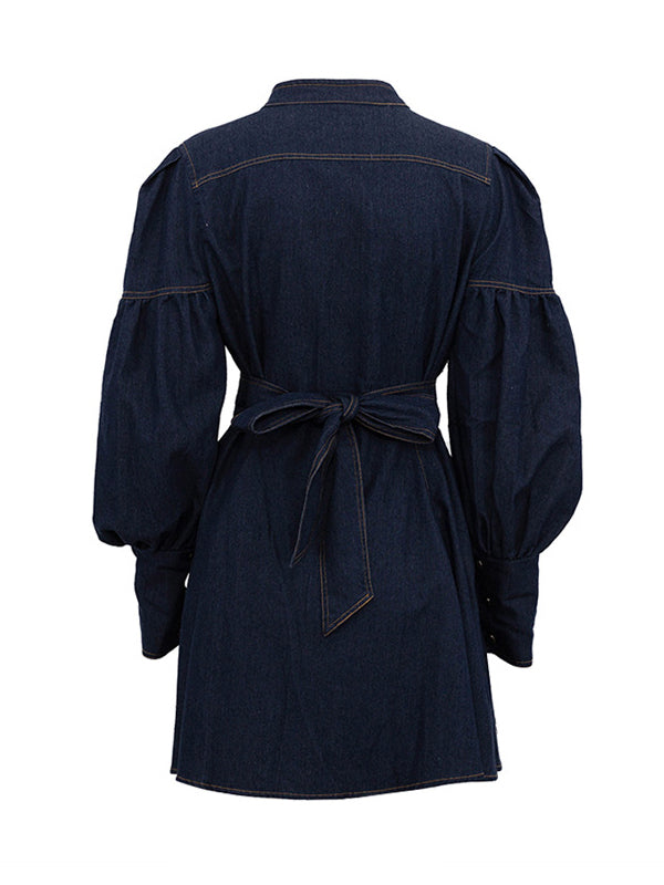 Robe courte boutonnée plissée coupe trapèze, à manches longues, à empiècements, à taille nouée, à col cheminée