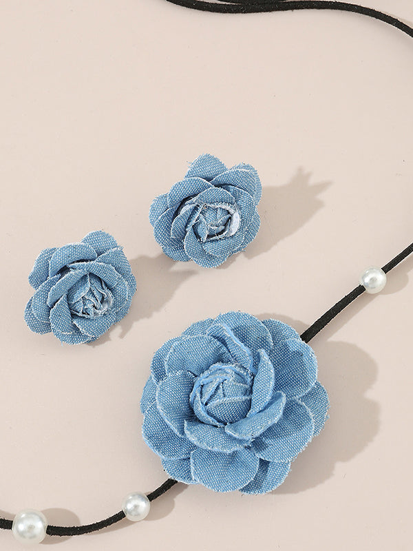 Parure collier et boucles d'oreilles perlée délicate en forme de fleur