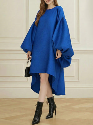 Robe mi-longue plissée à manches chauve-souris, à ourlet plongeant, à empiècements, à col rond, couleur unie