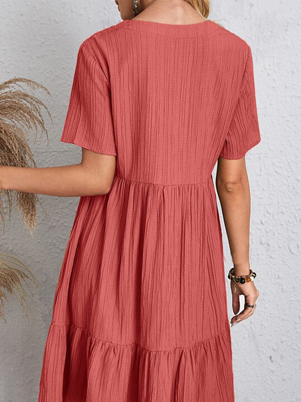 Robe courte ample plissée coupe trapèze, à empiècements, à col en V, couleur unie