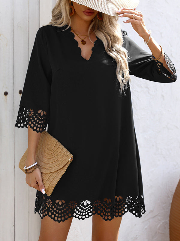 Robe courte ample ajourée coupe trapèze, à col en V, couleur unie