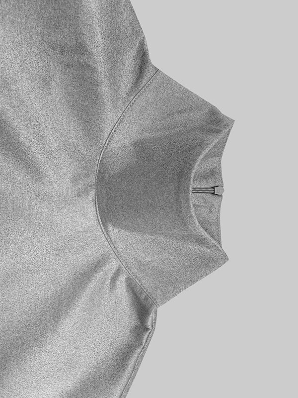 Robe longue ample à manches courtes, à empiècements, à col haut, couleur unie