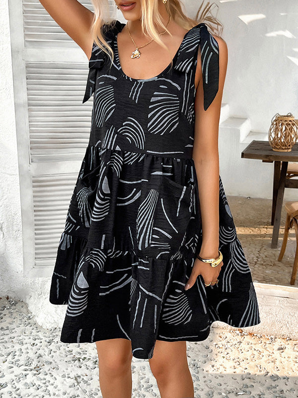 Robe courte ample plissée imprimée nouée coupe trapèze, à poches, à fines bretelles, couleur contrastée
