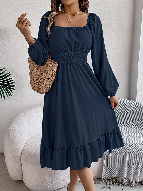 Robe mi-longue plissée volantée coupe trapèze, à taille élastique, à col carré, couleur unie