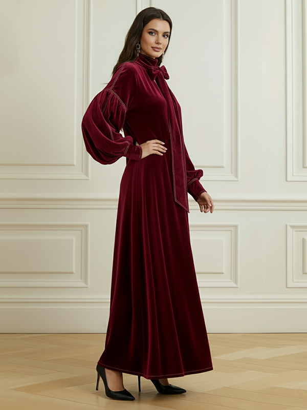 Robe longue plissée coupe trapèze, à manches longues, à nœud, à empiècements, à col haut, couleur unie