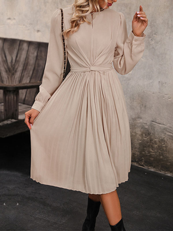 Robe mi-longue ample plissée à manches longues, à empiècements, à taille nouée, à col rond, couleur unie