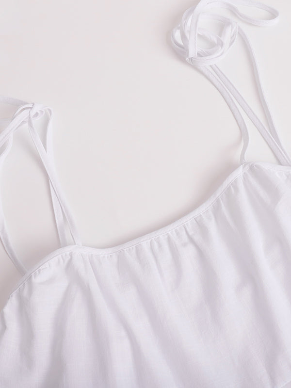 Robe courte superposée plissée coupe trapèze, taille haute, dos nu, à fines bretelles, couleur unie