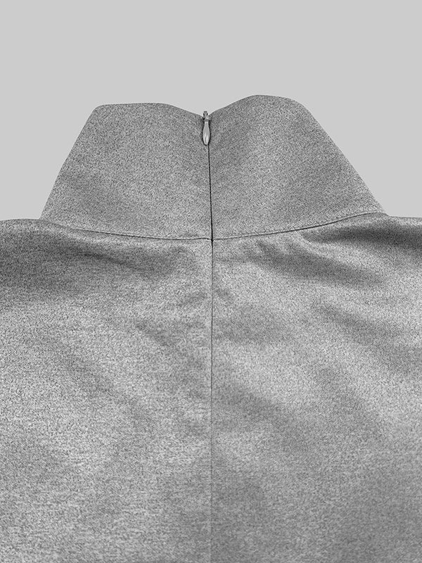 Robe longue ample à manches courtes, à empiècements, à col haut, couleur unie