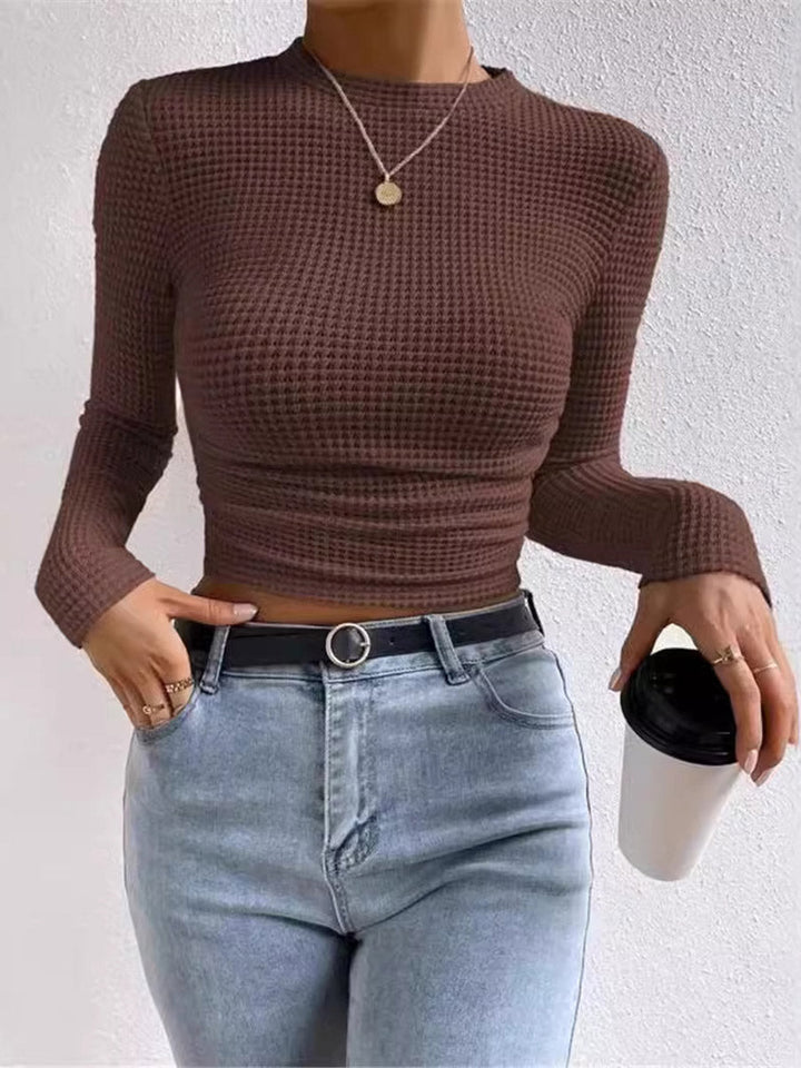 T-shirt près du corps plissé en maille gaufrée à empiècements, à manches longues et col rond, couleur unie