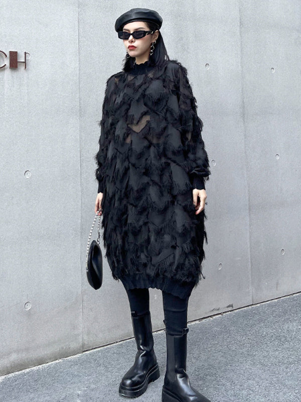Robe mi-longue asymétrique transparente à coupe irrégulière, à manches longues, en résille, à poches, à empiècements, à pompons, à col montant, couleur unie