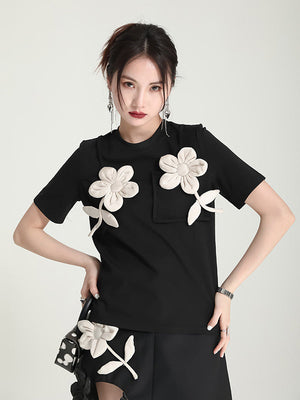 T-shirt original et élégant avec des appliques de couleur contrastée