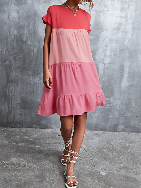 Robe courte ample plissée à manches volantées, à falbalas, à empiècements, à col rond, couleur contrastée
