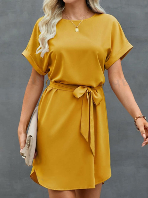 Robe courte ample à manches courtes, à taille nouée, à col rond, couleur unie