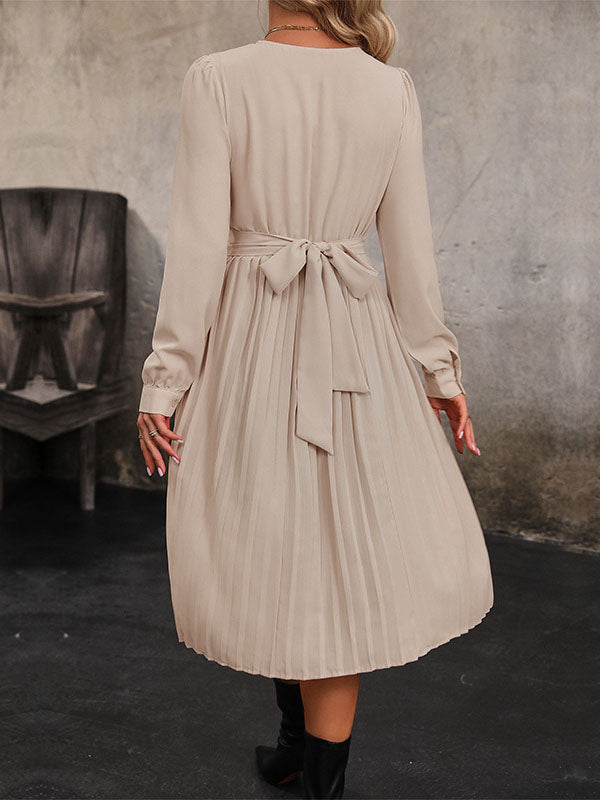 Robe mi-longue ample plissée à manches longues, à empiècements, à taille nouée, à col rond, couleur unie