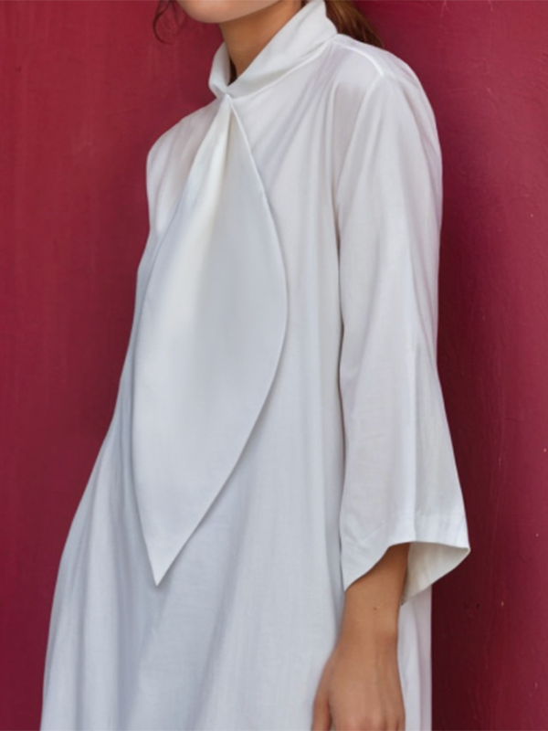 Robe chemise courte ample à manches trois-quarts, à col montant, couleur unie