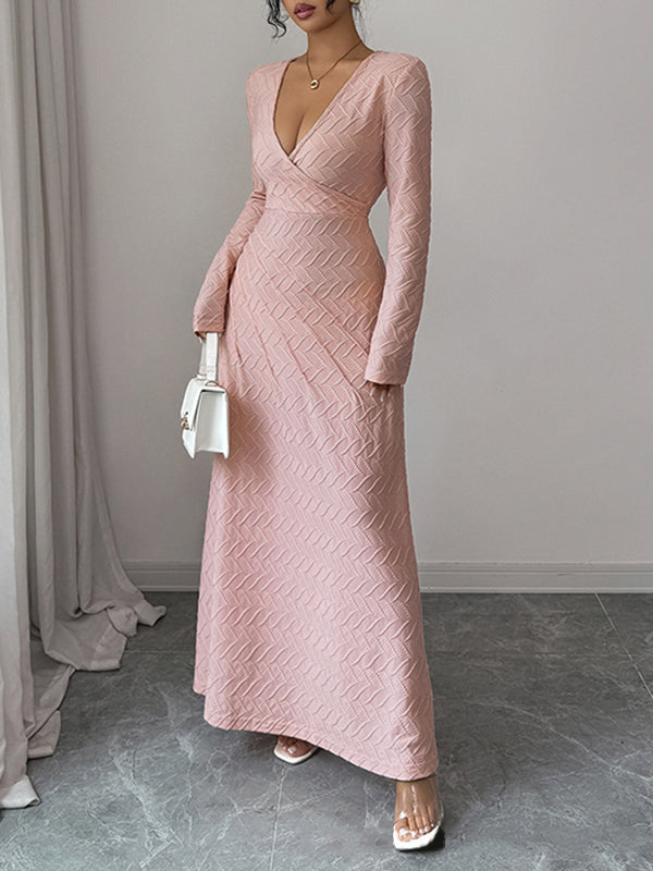 Robe longue plissée taille haute, à manches longues, à décolleté en V profond, couleur unie