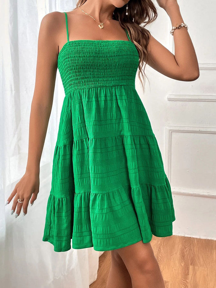 Robe courte plissée à taille élastique, taille haute, à empiècements, à fines bretelles, couleur unie