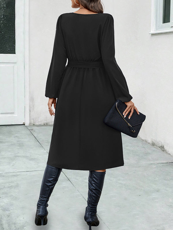 Robe mi-longue boutonnée coupe trapèze, à manches longues, à taille nouée, à col asymétrique, couleur unie