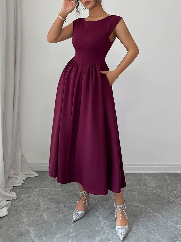Robe mi-longue plissée coupe trapèze, taille haute, dos nu, à poches, à col bateau, couleur unie
