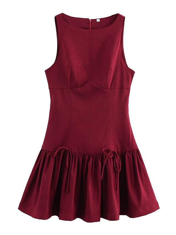 Robe courte ample plissée coupe trapèze, à empiècements, à fermeture éclair, à col rond, couleur unie