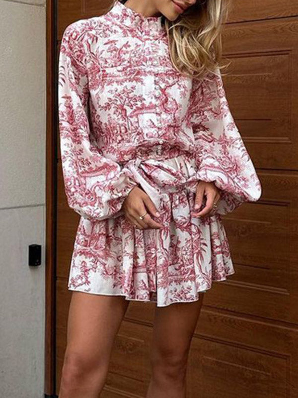 Robe courte ample plissée imprimée à manches bouffantes, à empiècements, à taille nouée, à col montant