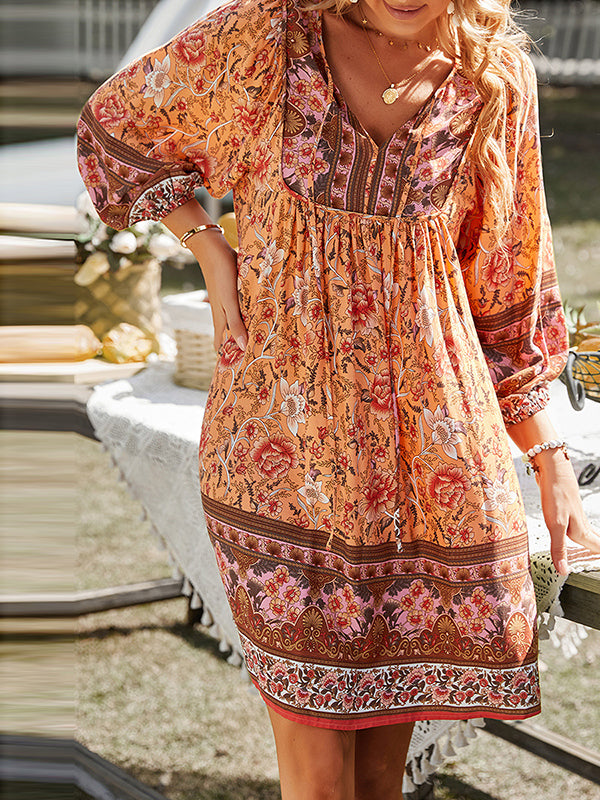 Robe courte ample plissée coupe trapèze, à imprimé floral, à col en V, couleur contrastée