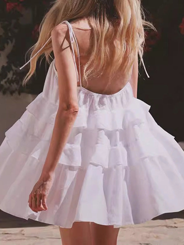 Robe courte superposée plissée coupe trapèze, taille haute, dos nu, à fines bretelles, couleur unie