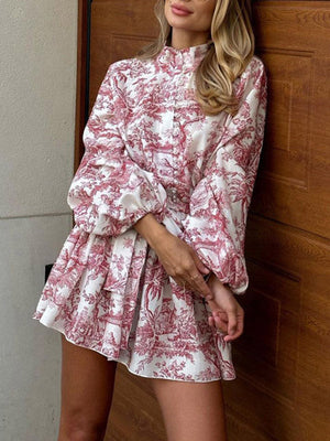Robe courte ample plissée imprimée à manches bouffantes, à empiècements, à taille nouée, à col montant