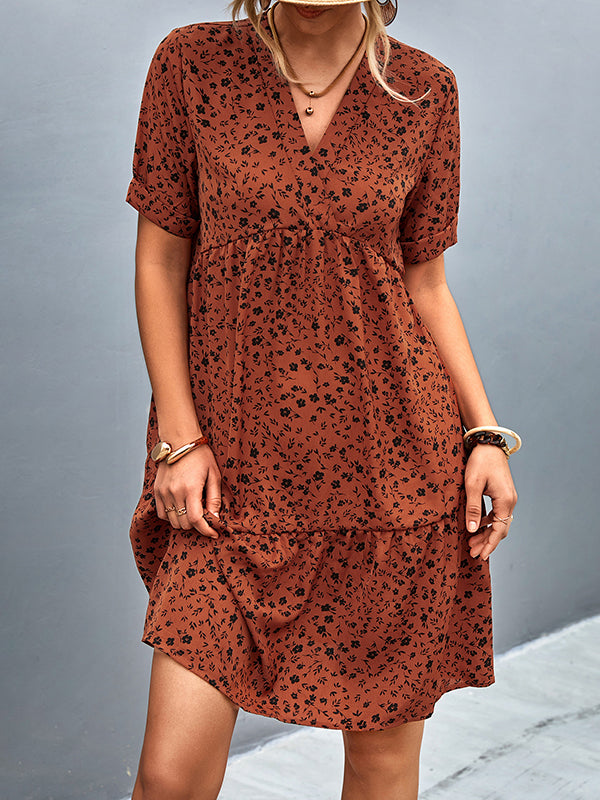 Robe courte à manches courtes, à imprimé floral, à empiècements, à col en V