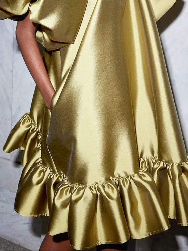 Robe courte ample à manches bouffantes, à falbalas, à col haut, couleur unie