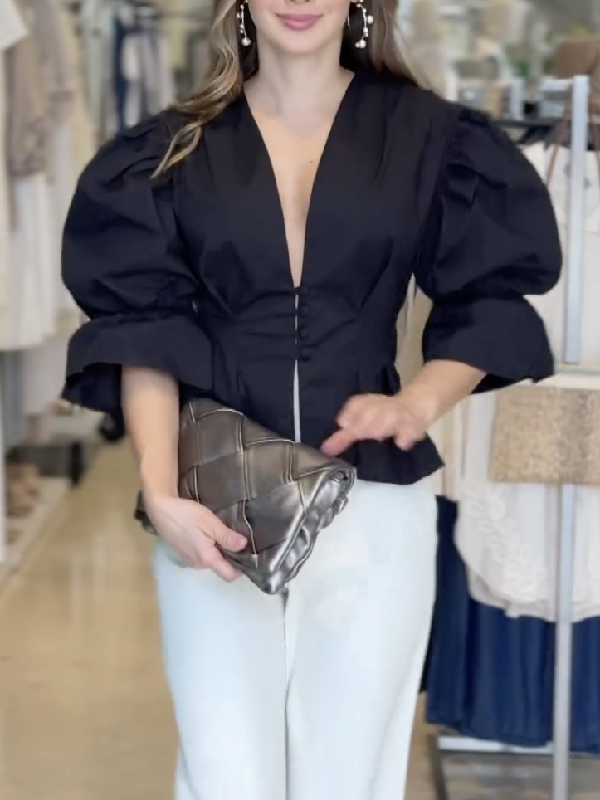 Chemisier asymétrique boutonné à ourlet plongeant, à manches bouffantes, à décolleté en V profond, couleur unie