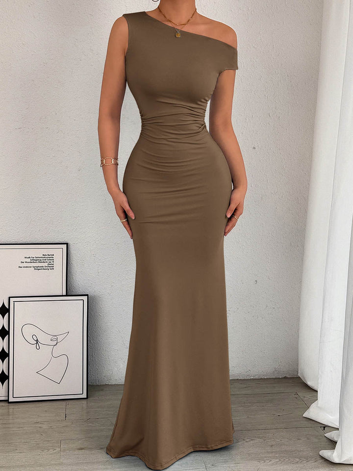 Robe longue moulante asymétrique plissée fendue sur le côté taille haute, asymétrique à une épaule, couleur unie