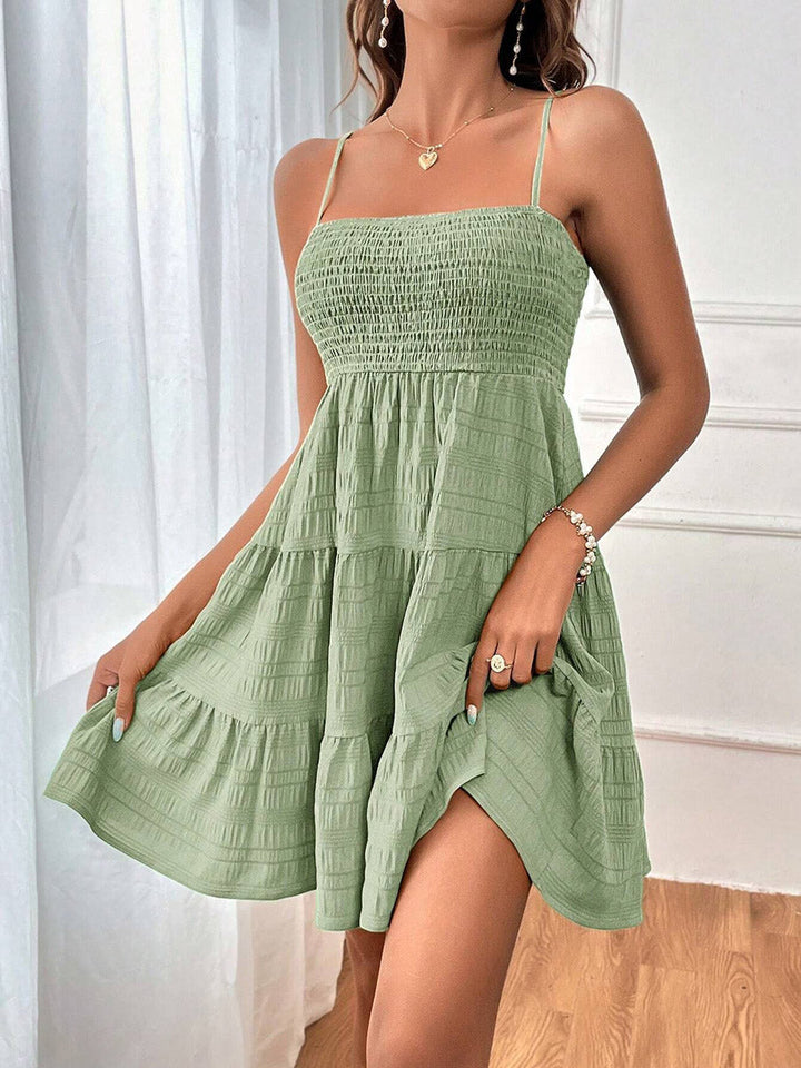 Robe courte plissée à taille élastique, taille haute, à empiècements, à fines bretelles, couleur unie