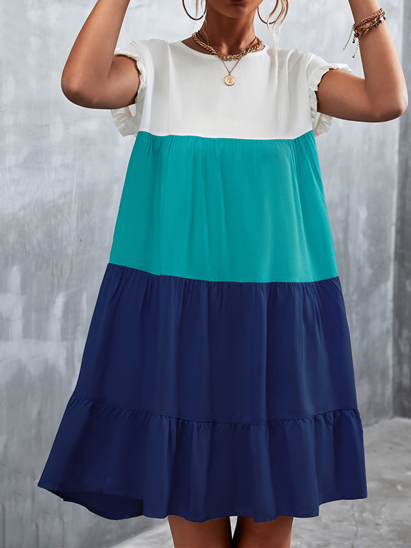 Robe courte ample plissée à manches volantées, à falbalas, à empiècements, à col rond, couleur contrastée