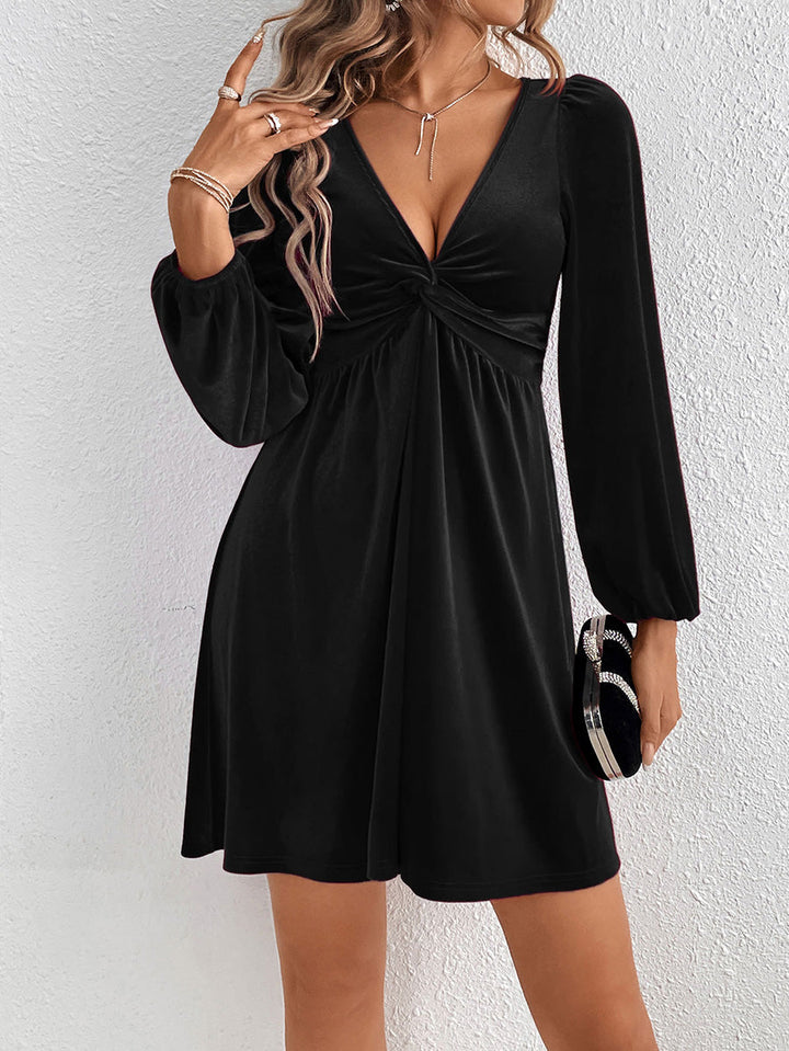 Robe courte plissée coupe trapèze, taille haute, à nœud, à empiècements, en velours, à décolleté en V profond, couleur unie