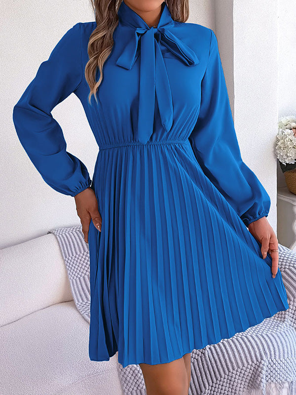 Robe courte ample plissée nouée à manches longues, à col cheminée, couleur unie