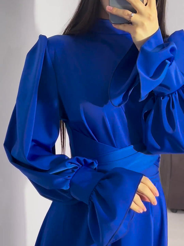Robe longue plissée coupe trapèze, à manches longues, à taille nouée, à fermeture éclair, à col cheminée, couleur unie