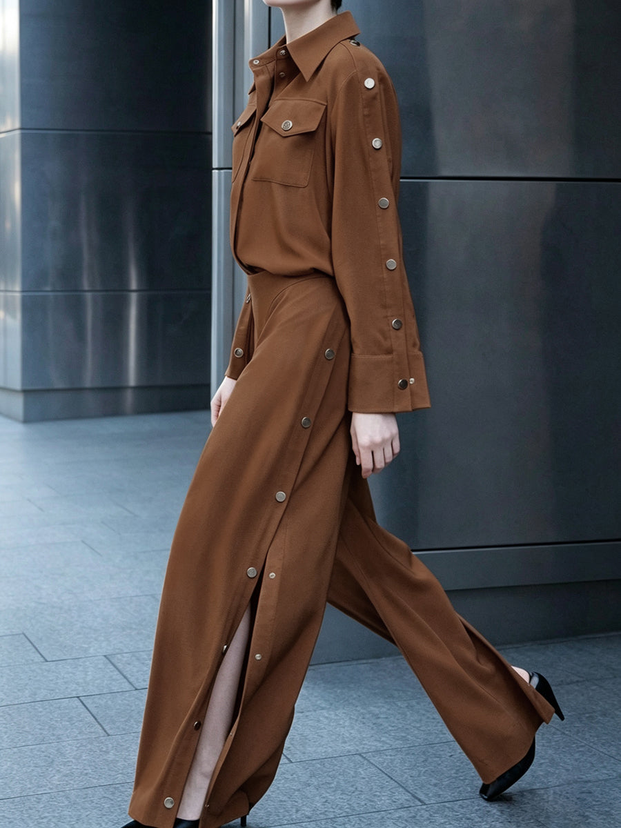 Ensemble deux pièces : chemisier boutonné à manches longues, à col revers, à poches, couleur unie + pantalon boutonné taille haute, à poches, à jambes larges