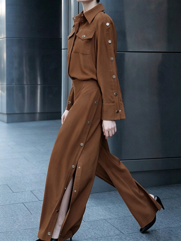 Ensemble deux pièces : chemisier boutonné à manches longues, à col revers, à poches, couleur unie + pantalon boutonné taille haute, à poches, à jambes larges