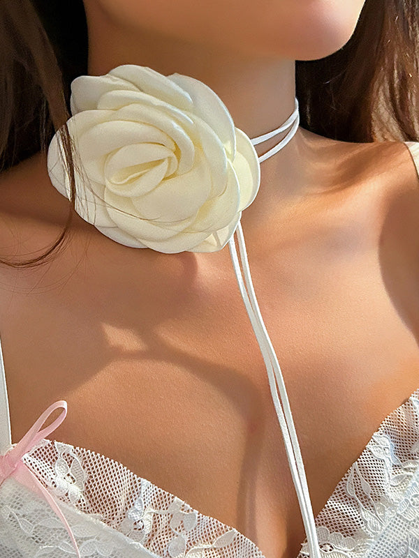 Collier délicat en forme de fleur, à lacets