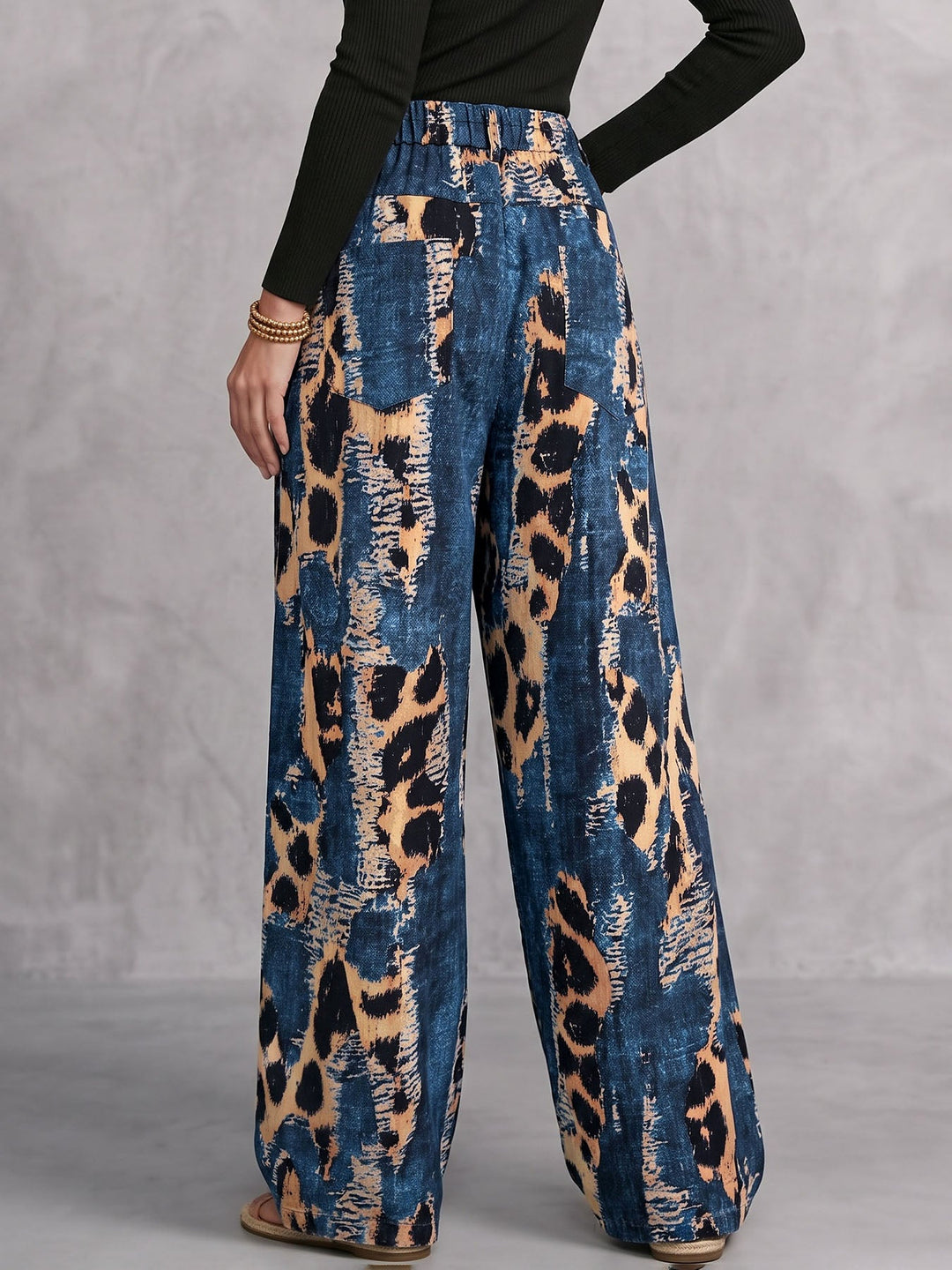 Pantalon ajouré boutonné à fermeture éclair, à empiècements, à poches, à imprimé léopard, à jambes larges, taille haute