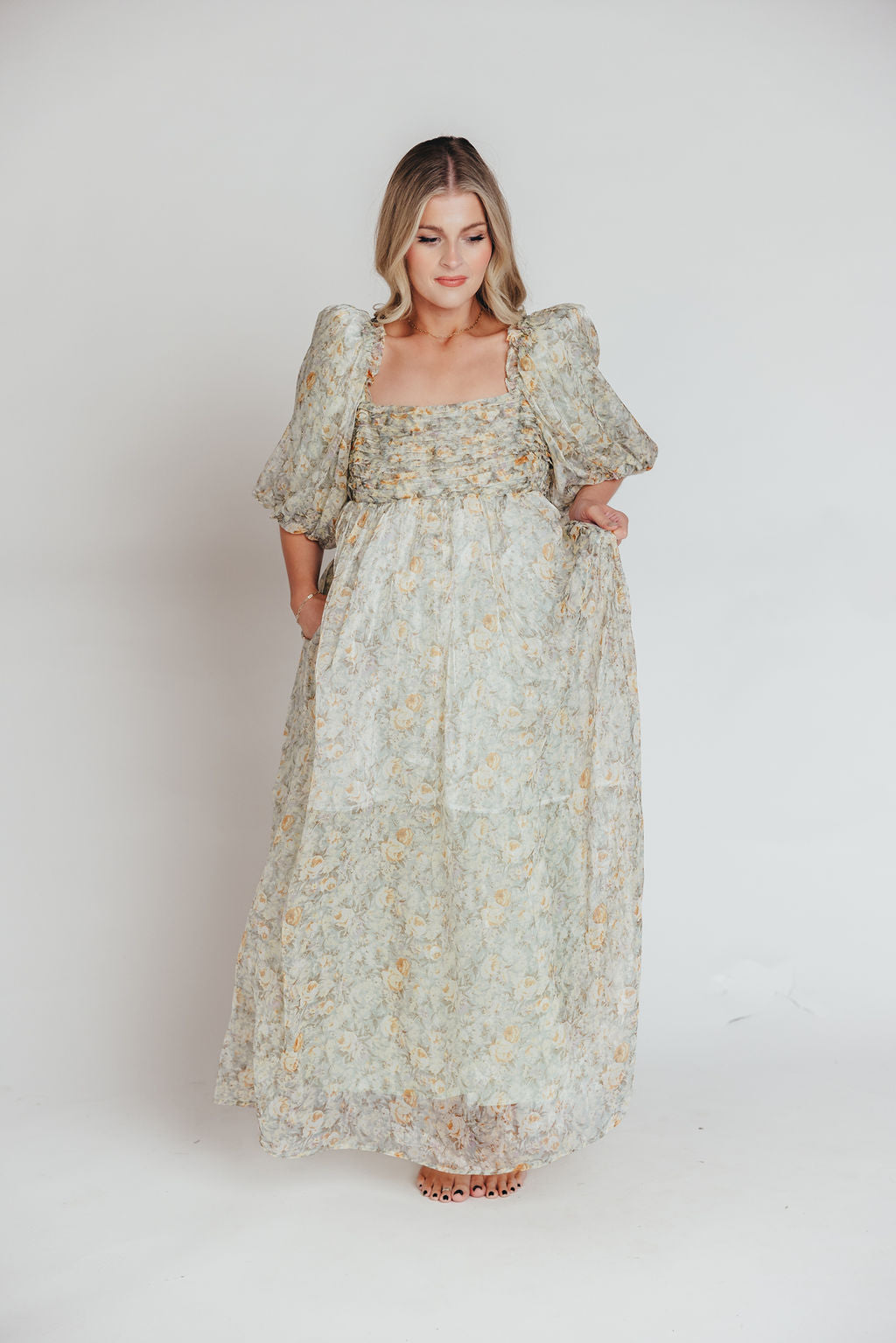 Robe maxi Melody avec plis et nœud floral en couleur sauge – résistant aux chocs et disponible en taille (S-3XL)