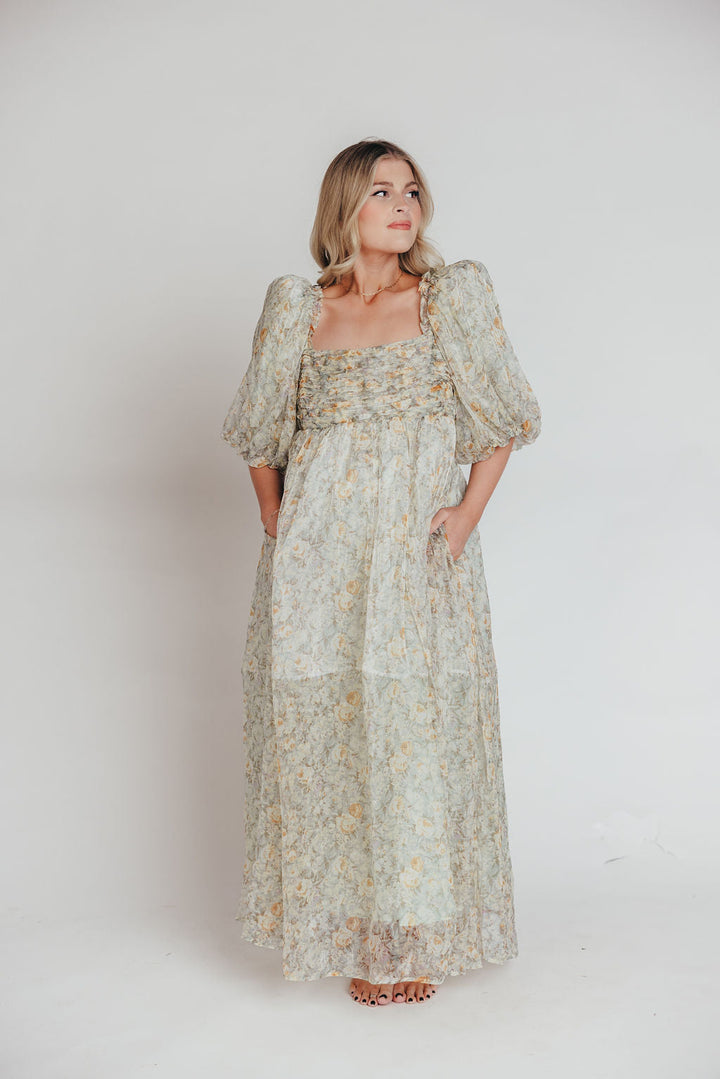 Robe maxi Melody avec plis et nœud floral en couleur sauge – résistant aux chocs et disponible en taille (S-3XL)