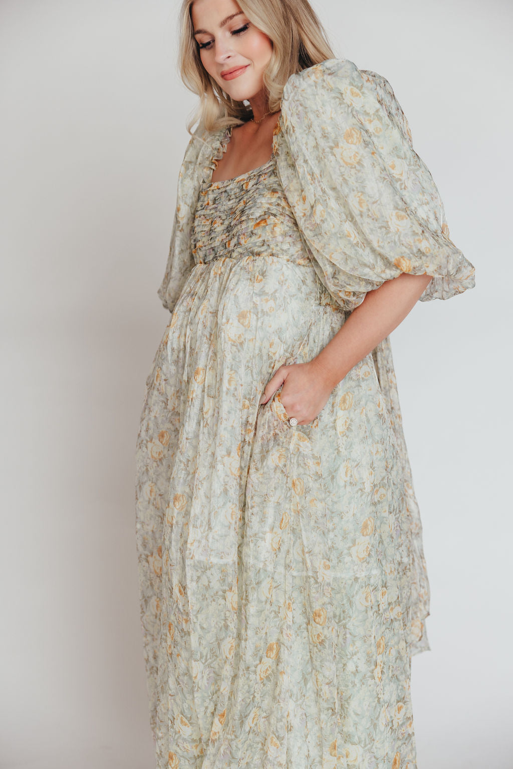 Robe maxi Melody avec plis et nœud floral en couleur sauge – résistant aux chocs et disponible en taille (S-3XL)