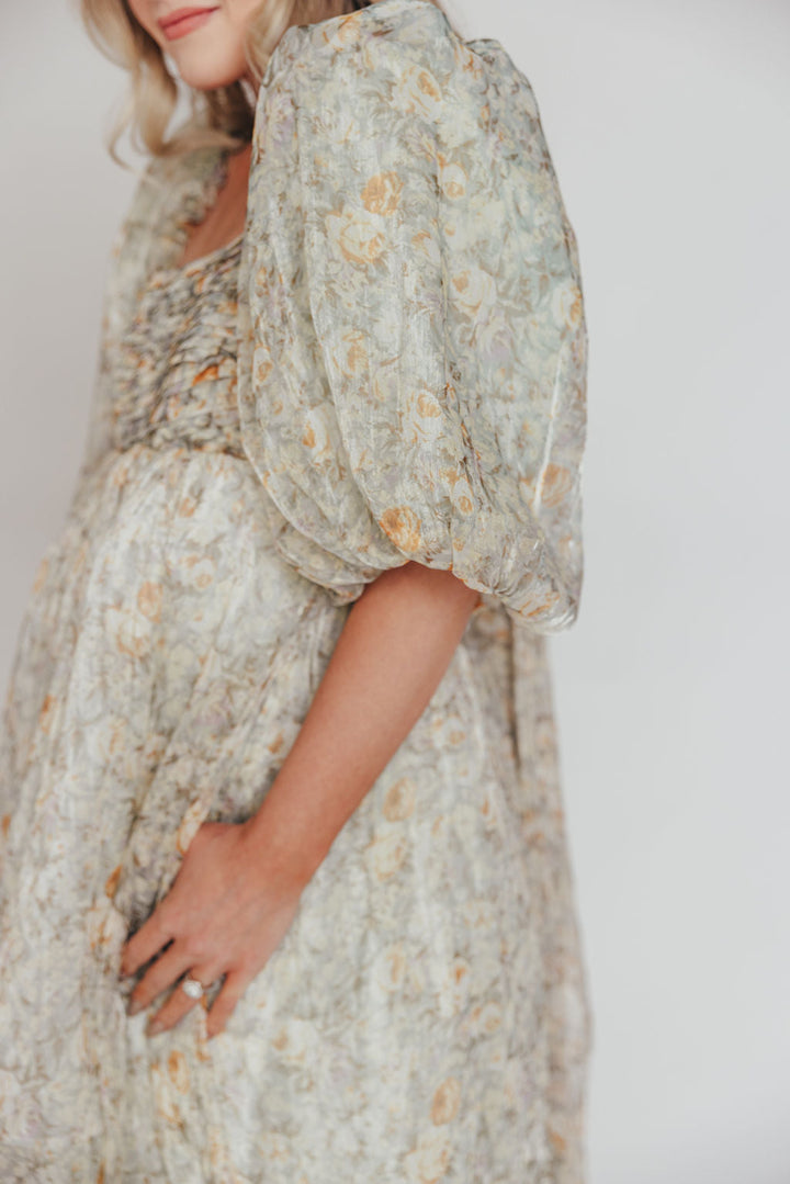 Robe maxi Melody avec plis et nœud floral en couleur sauge – résistant aux chocs et disponible en taille (S-3XL)
