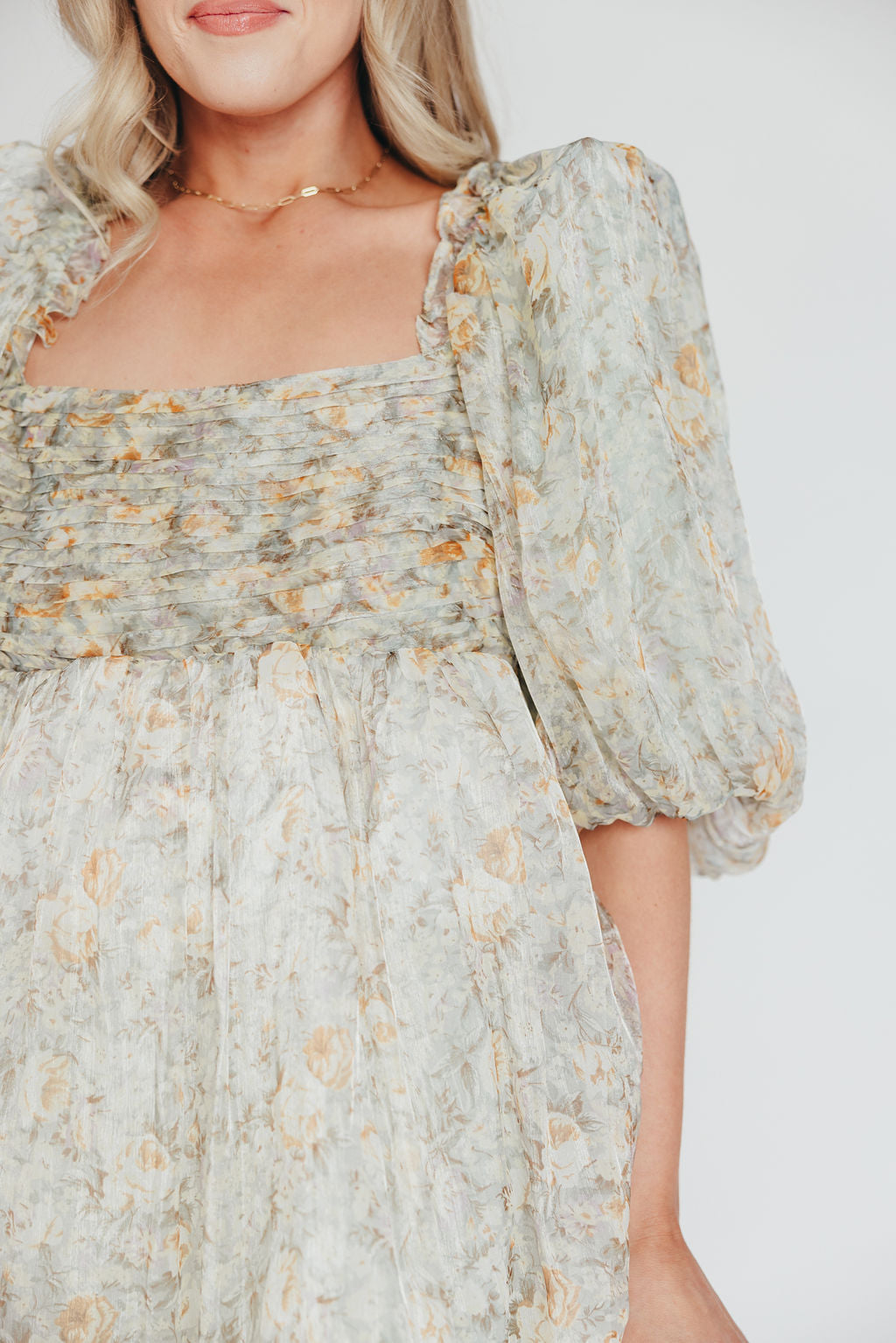 Robe maxi Melody avec plis et nœud floral en couleur sauge – résistant aux chocs et disponible en taille (S-3XL)