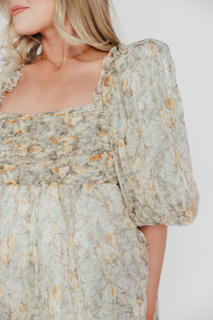 Robe maxi Melody avec plis et nœud floral en couleur sauge – résistant aux chocs et disponible en taille (S-3XL)