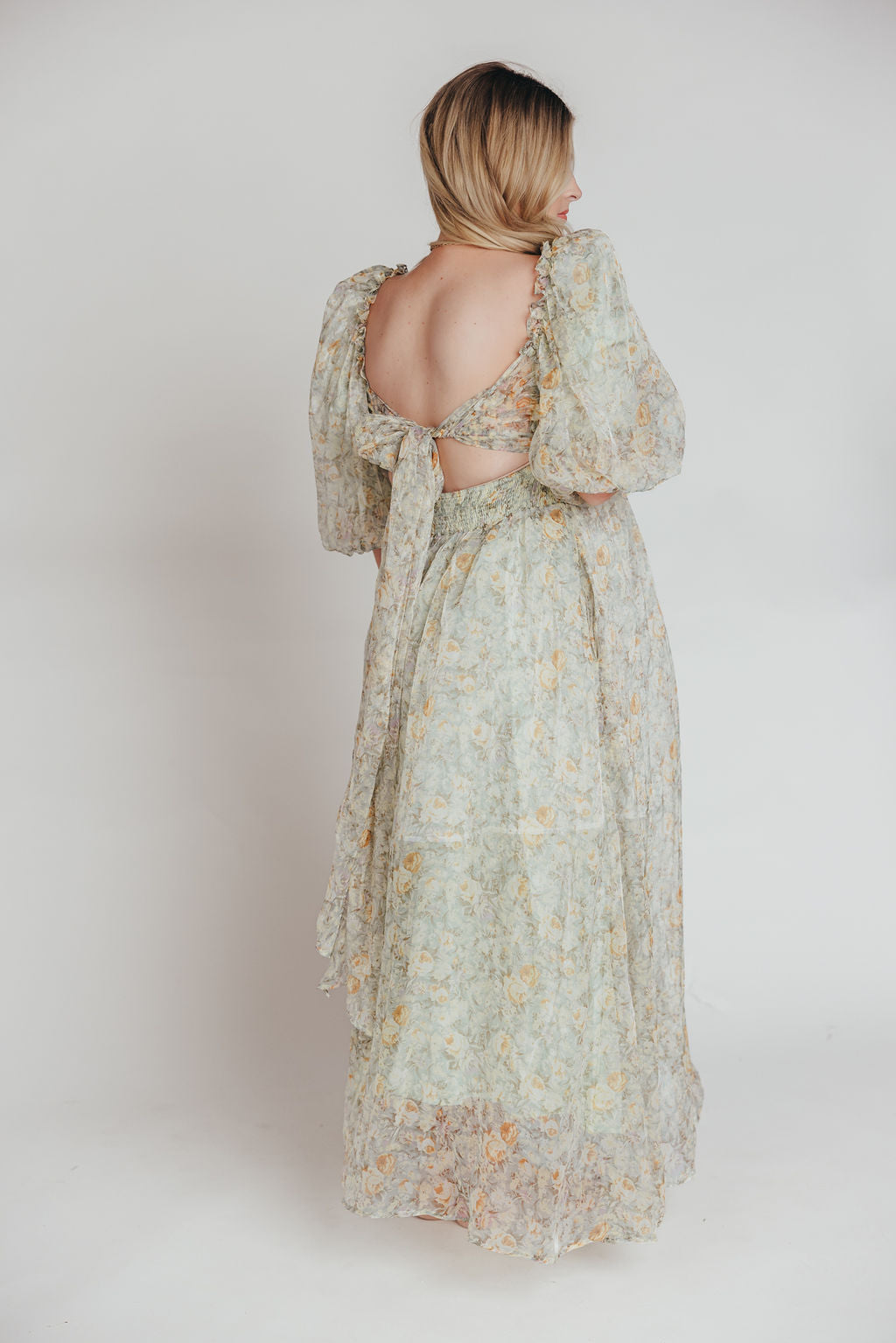 Robe maxi Melody avec plis et nœud floral en couleur sauge – résistant aux chocs et disponible en taille (S-3XL)