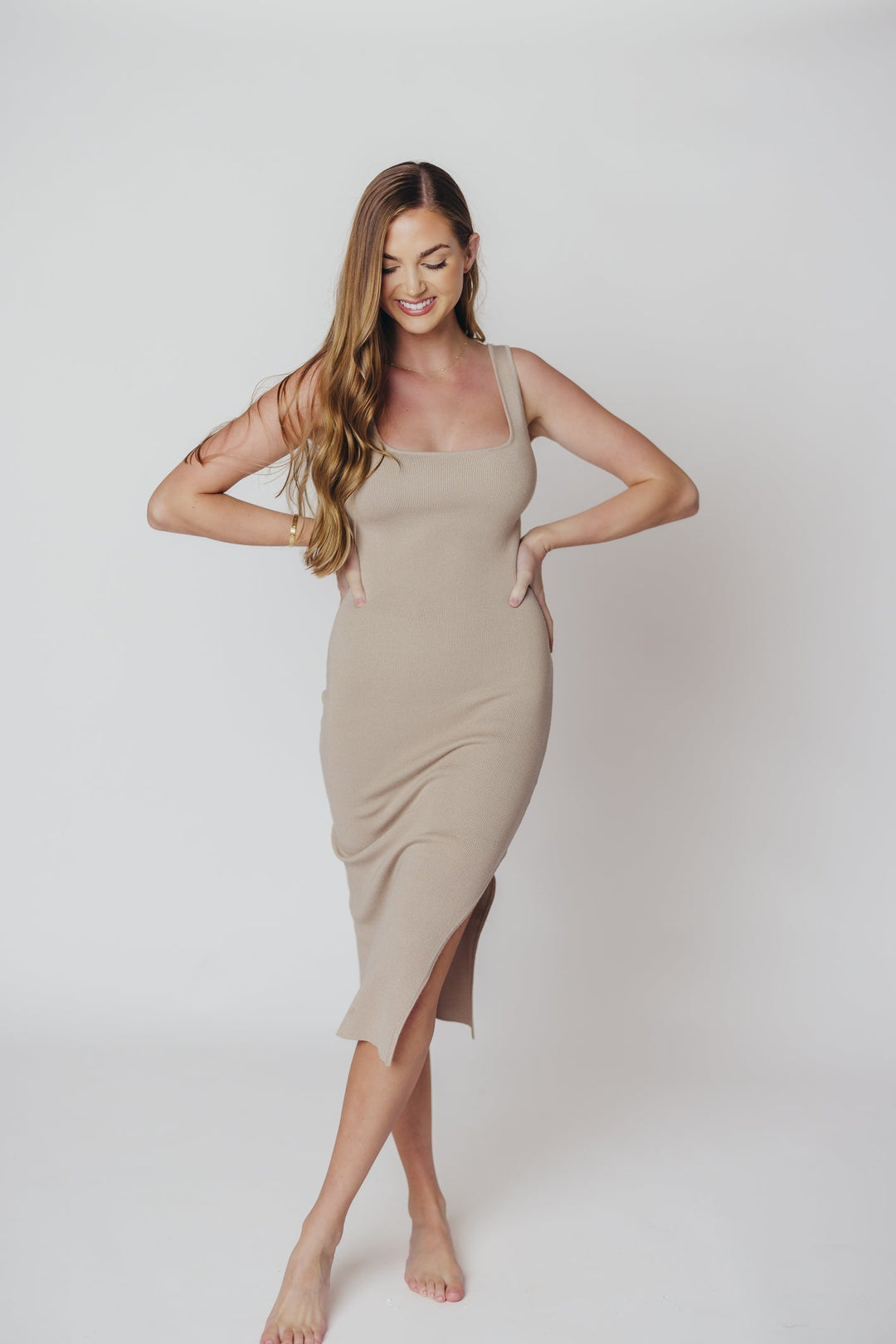 Robe en tricot avec fente et décolleté carré – Latte