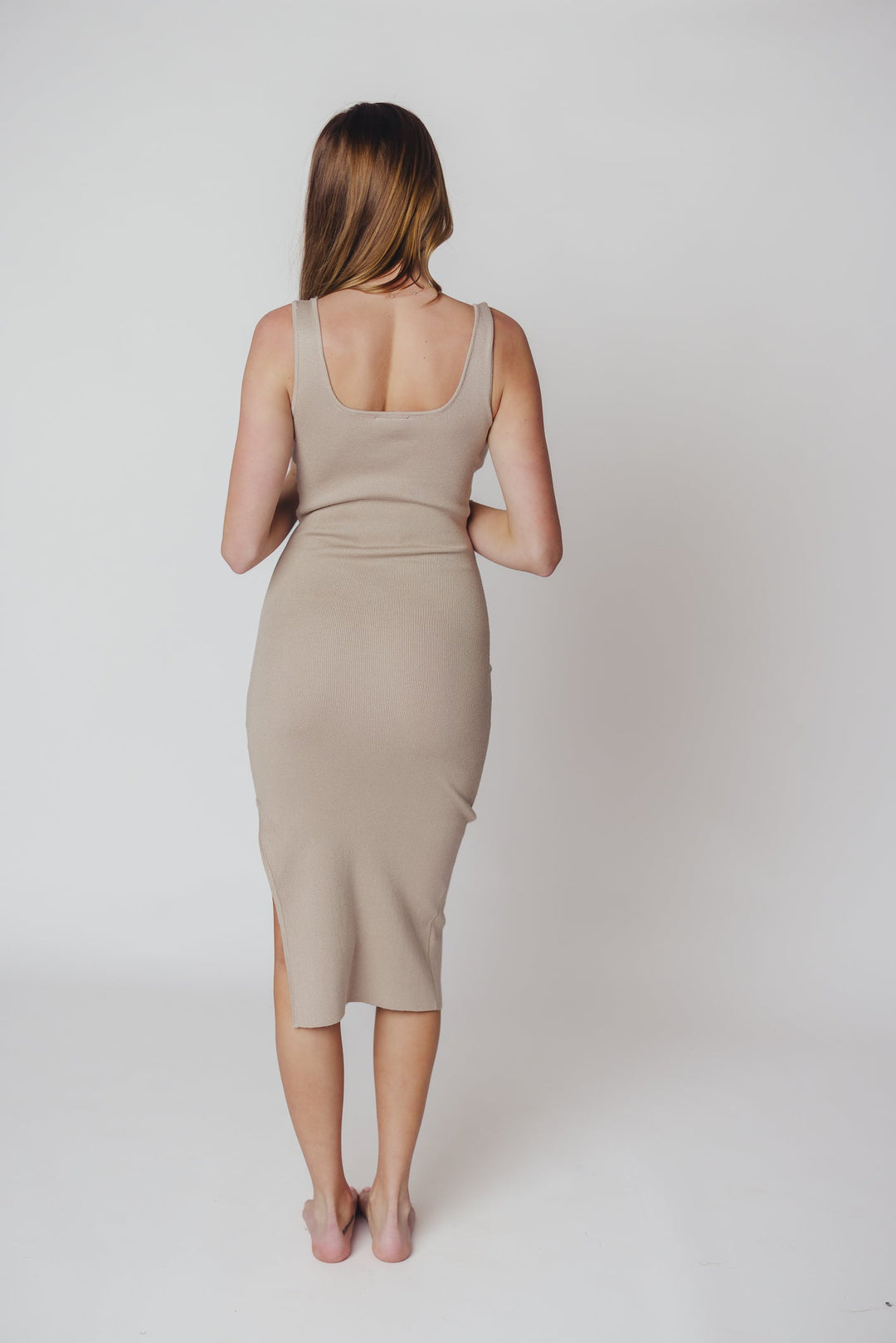 Robe en tricot avec fente et décolleté carré – Latte